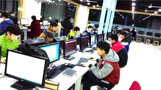 1461030717116052.jpg 选手认真编程.jpg